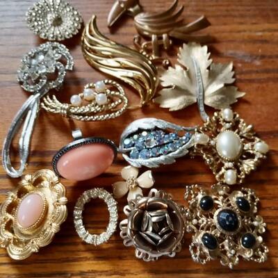 LOT 37         LOT OF VINTAGE JEWELRY