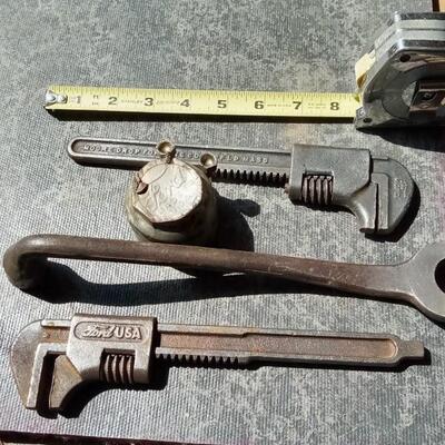 LOT 54            FOUR OLD FORD ITEMS THREE TOOLS ONE HUBCAP