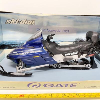 GATE SKI-DOO GRAND TOURING SE 2001 DIECAST 1:12 REPLICA