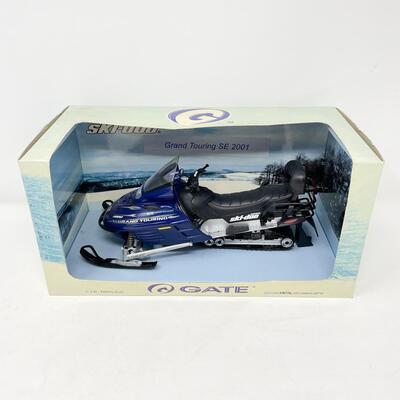 GATE SKI-DOO GRAND TOURING SE 2001 DIECAST 1:12 REPLICA