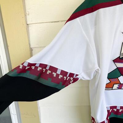 PHOENIX COYOTES HOME HOCKEY JERSEY #7 KEITH TKACHUK - SIZE M