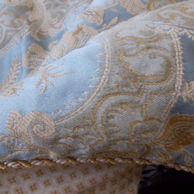 Beautiful Queen Comforter with Shams