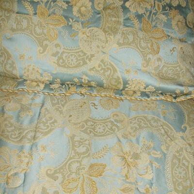 Beautiful Queen Comforter with Shams