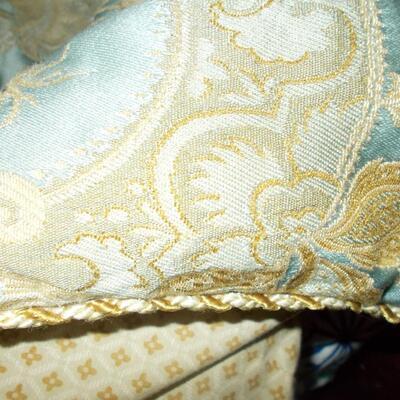 Beautiful Queen Comforter with Shams
