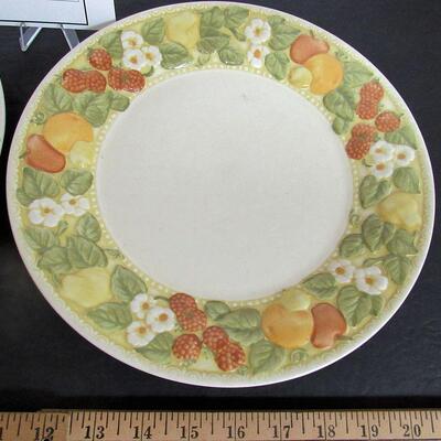 Vintage Vernon Della Robbia Floral Dinner Plates, Metlox, USA