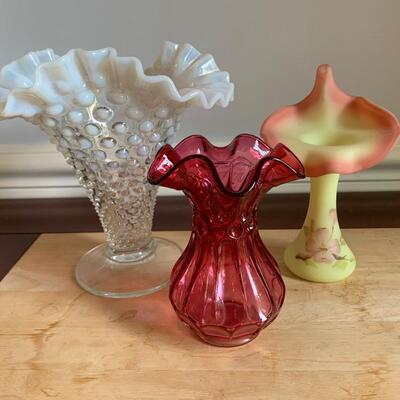 Lot 481: Fenton & Hobnail Vases