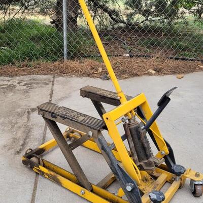 Lot 15: CENTRAL HYDRAULICS 1500lb. ATV Lift