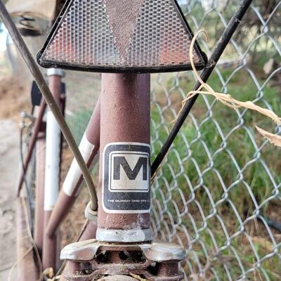 Lot 18: Vintage MURRAY 3-Speed Bicycle w/ HUFFY Seat