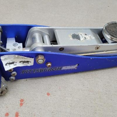 Lot 21: PITTSBURGH Automotive Floor Jack 