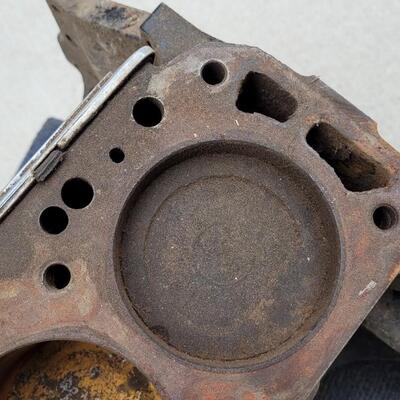 Lot 27: Vintage MERCRUISER Marine Boat Engine In-Line 6 Cylinder 