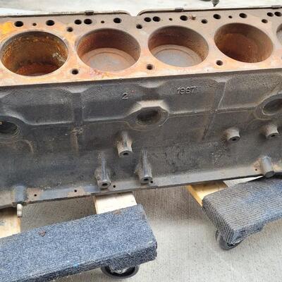 Lot 27: Vintage MERCRUISER Marine Boat Engine In-Line 6 Cylinder 