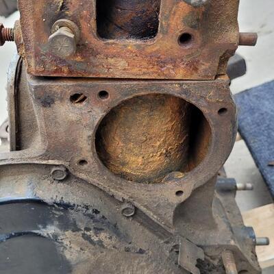 Lot 27: Vintage MERCRUISER Marine Boat Engine In-Line 6 Cylinder 