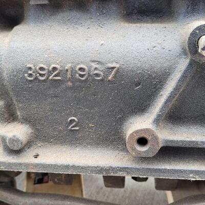 Lot 27: Vintage MERCRUISER Marine Boat Engine In-Line 6 Cylinder 
