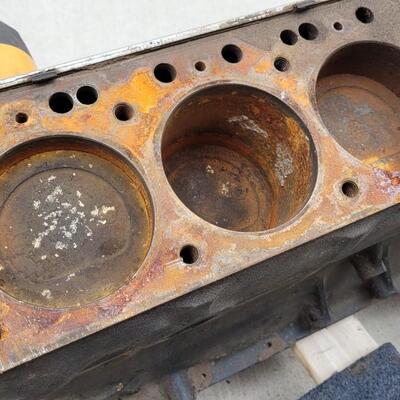 Lot 27: Vintage MERCRUISER Marine Boat Engine In-Line 6 Cylinder 
