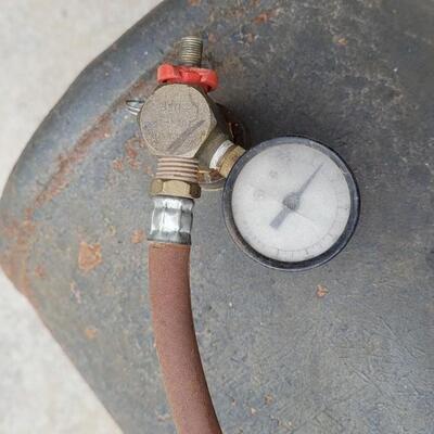 Lot 31: Vintage CAMPBELL HAUSFELD Portable Air Tank