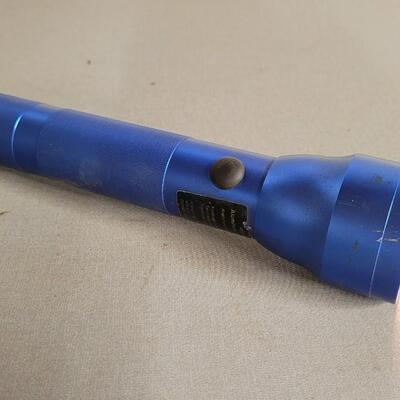 Lot 40: Large Aluminum Blue Flashlight WORKS 