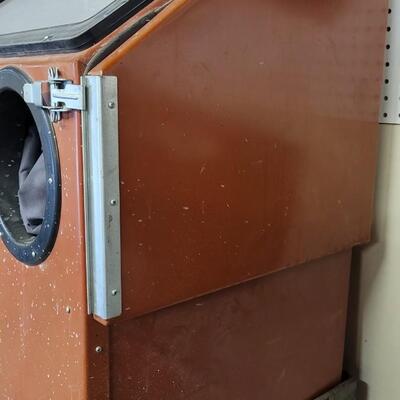 Lot 45: 30 Gallon Sand Blasting Cabinet 