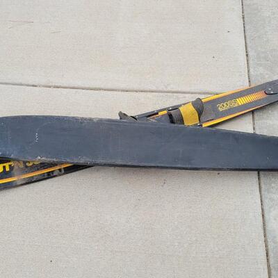 Lot 52: Vintage Water Ski CUT'N JUMP 200SS Skis
