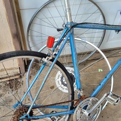 Lot 73: Vintage LOTUS Bicycle 