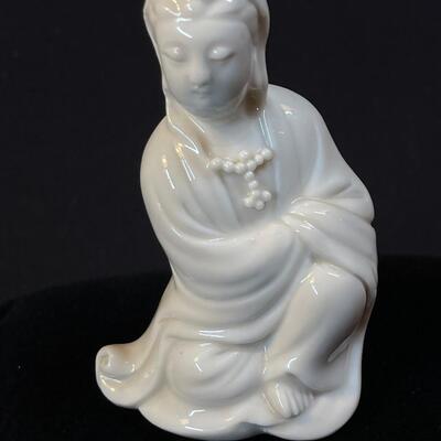 Small Seated Blanc de Chine Quan Yin Figure