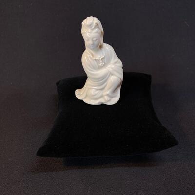 Small Seated Blanc de Chine Quan Yin Figure