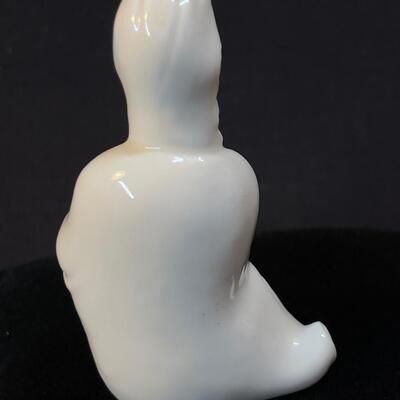 Small Seated Blanc de Chine Quan Yin Figure