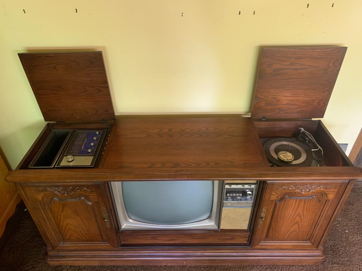 Awesome MCM Vintage Motorola Console TV/Radio/Record Player |  EstateSales.org