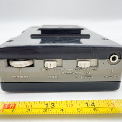 VINTAGE SOUNDESIGN SPORTS FM STEREO CASSETTE TAPE PLAYER