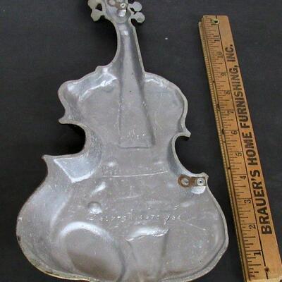 Vintage 1975 Sexton Violin Wall Plaque, Metal