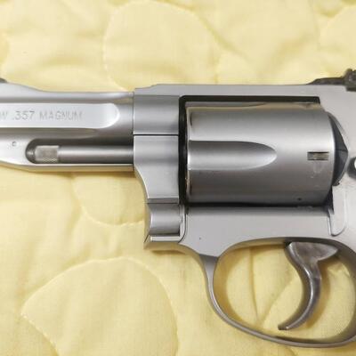 SMITH & WESSON MODEL 60 .357 REVOLVER - WITH EXTRAS *NO SHIPPING