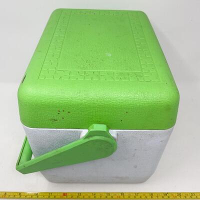 RUBBERMAID GREEN & WHITE COOLER
