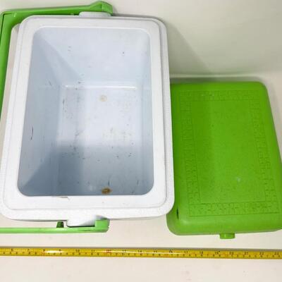 RUBBERMAID GREEN & WHITE COOLER