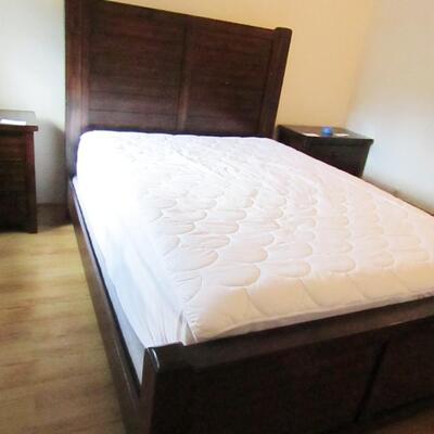 LOT 3  COMPLETE QUEEN SIZE BED