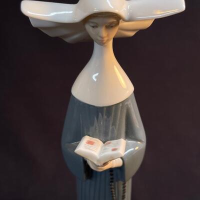 Lladro Prayerful Moment Nun Figurine 10"