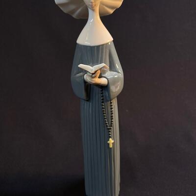 Lladro Prayerful Moment Nun Figurine 10"