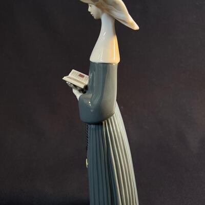 Lladro Prayerful Moment Nun Figurine 10"