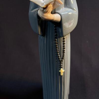 Lladro Prayerful Moment Nun Figurine 10"