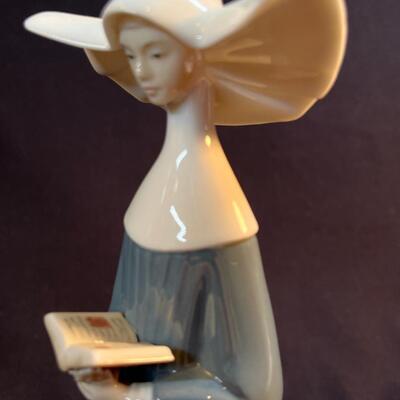 Lladro Prayerful Moment Nun Figurine 10"