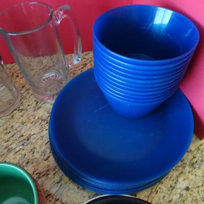 LOT 788. PLASTIC CUPS AND BOWLS