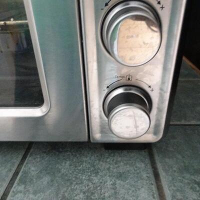 LOT 789. OSTER CONVECTION OVEN