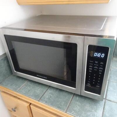 LOT 790.  WHIRLPOOL MICROWAVE OVEN