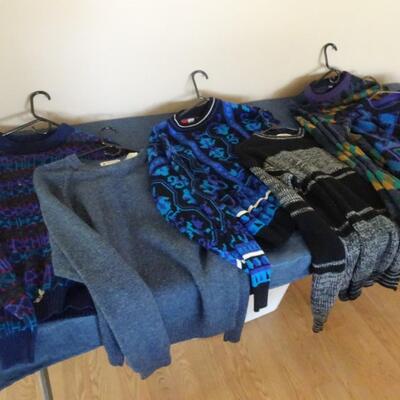 LOT 807. COLLECTION OF SWEATERS