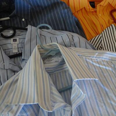 LOT 810. COLLECTION OF MENS SHIRTS