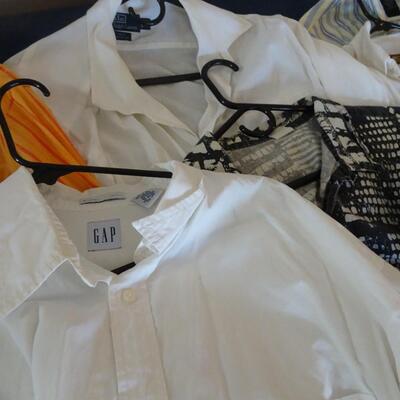 LOT 810. COLLECTION OF MENS SHIRTS