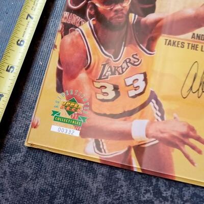 LOT 174            MORE BASKETBALL CARDS AND JABBAR COLLECTABLE
