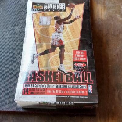 LOT 186       UNOPENED BOX OF COLLECTABLE BASKETBALL CARDS