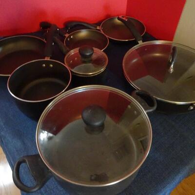 LOT 851. COOKWARE SET