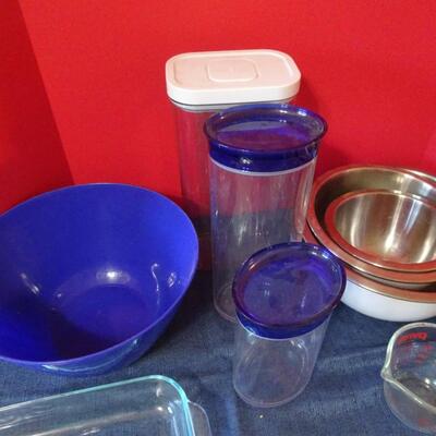 LOT 853. KITCHEN ITEMS AND BOWLS