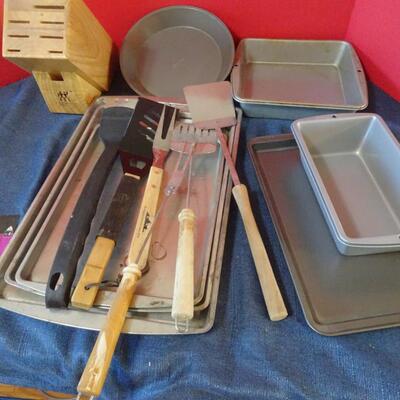 LOT 862 KITCHEN ITEMS AND BAKEWARE