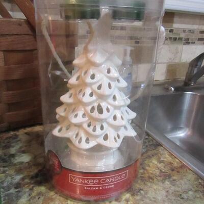LOT 133  NEW YANKEE CANDLE CERAMIC TREE AND MORE